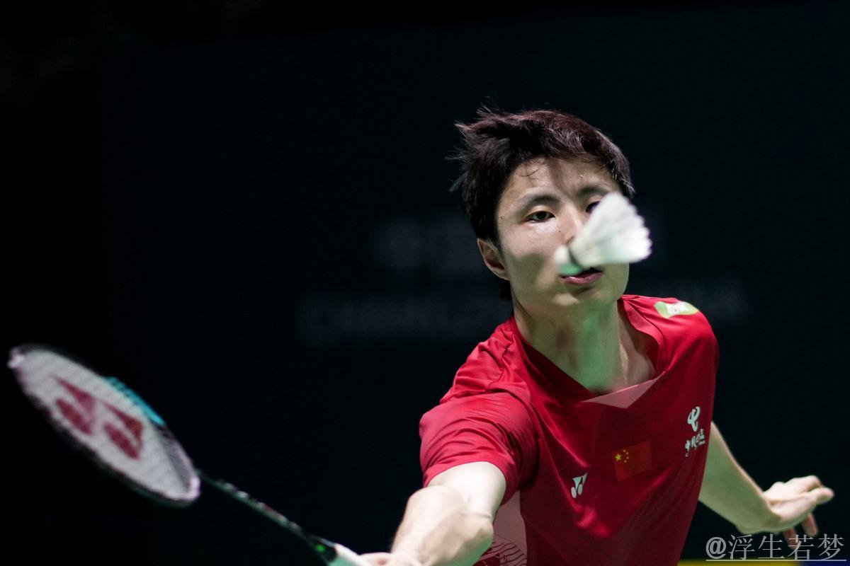 石宇奇直落两局战胜周天成，闯入中国羽毛球公开赛男单决赛